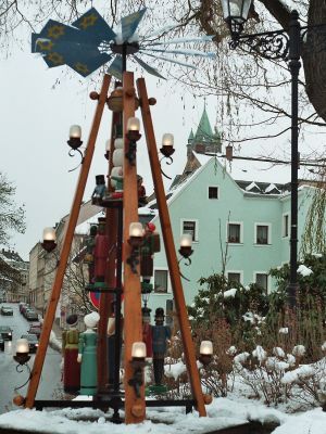 Weihnachtspyramide, traditionell in allen Orten der Region auch im Freien aufgestellt. Riesenpyramide auf der Straße.