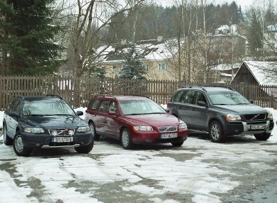 Drei "Schiffe" aus Schwedenstahl, unseres mittig, flankiert von zwei Allrad-getriebenen Modellen. Volvo XC70, V70, XC90.