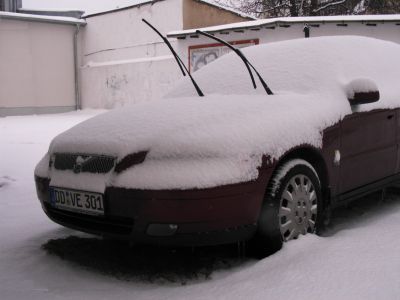 "Elch" im Schnee. Unter der Haube … aus Schnee.