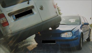 Spektakulärer Unfall: VW Golf schiebt sich unter den Caddy Life. Spektakulärer Unfall: VW Golf schiebt sich unter den Caddy Life.