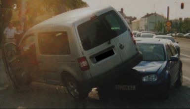 Spektakulärer Unfall: VW Golf schiebt sich unter den Caddy Life. Spektakulärer Unfall: VW Golf schiebt sich unter den Caddy Life.
