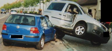 Spektakulärer Unfall: VW Golf schiebt sich unter den Caddy Life. 