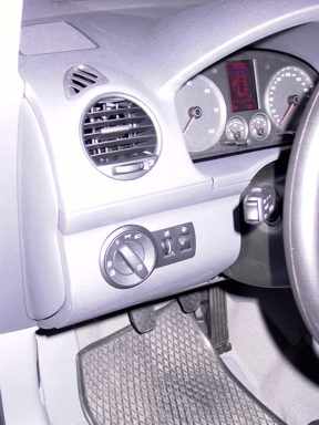 VW-typischer Lichtschalter. Links oben ist einer der Lautsprecher zu erkennen. VW-typischer Lichtschalter. Links oben ist einer der Lautsprecher zu erkennen.
