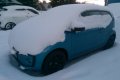 VW eco up im Schnee versteckt. 