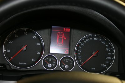 Instrumente des Eos: Drehzahlmesser, Tacho, Tankanzeige und Temperatur. Instrumente des Eos: Drehzahlmesser, Tacho, Tankanzeige und Temperatur.