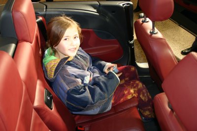 Der Platz im Fond reicht nur für Kinder. Der Platz im Fond reicht nur für Kinder.