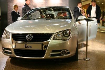 Front des Eos mit Doppelscheinwerfer und verchromten Kühlergrill. 