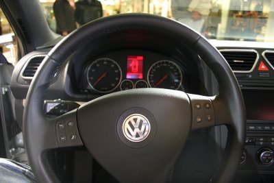 Lenkrad mit Fernbedienung für das Audiosystem. Lenkrad mit Fernbedienung für das Audiosystem.