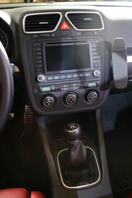 Mittelkonsole mit Navigationssystem und Bedienelementen der Klimaanlage. Mittelkonsole mit Navigationssystem und Bedienelementen der Klimaanlage.