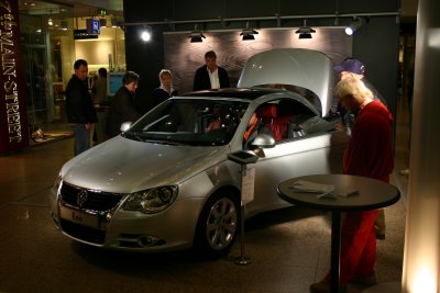 Präsentation des VW Eos im Rhein-Center in Köln-Weiden im November 2005. VW Eos im Rhein-Center.