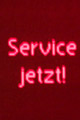 Der Bordcomputer zeigt "Service jetzt!" an. 