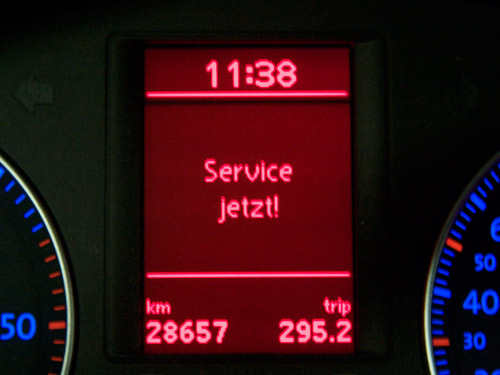 Nett ist der Eos: "Service jetzt!" meint der Bordcomputer. Der Bordcomputer zeigt "Service jetzt!" an.