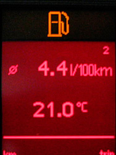 Wow, 4,4 Liter! Ein neuer Rekord! Der Bordcomputer zeigt 4,4 Liter Durchschnittsverbrauch an.