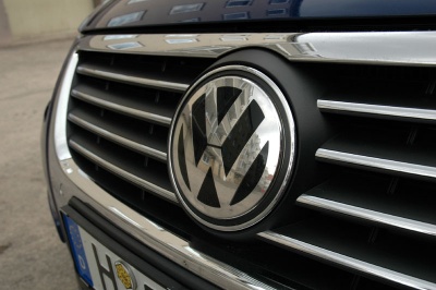 Hinter dem VW-Emblem versteckt. 