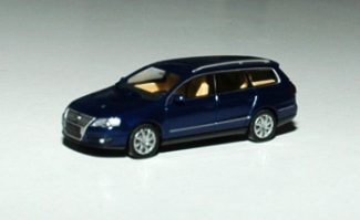 Dunkelblauer VW Passat Variant als Modell von Wiking. Modell VW Passat Variant von Wiking.