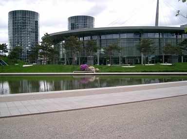 Das Auslieferungszentrum in der Autostadt. Das Auslieferungszentrum in der Autostadt.