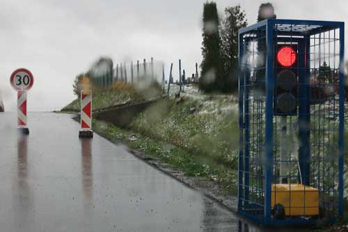 Ampel im Käfig. 