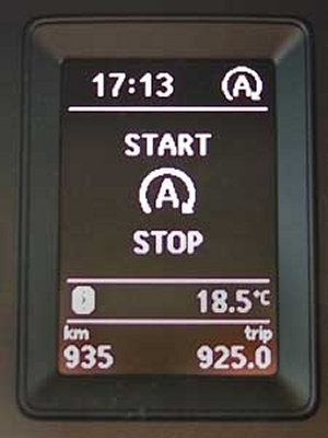 Wenn die Start/Stopp-Automatik greift, erscheint in der Multifunktionsanzeige für einige Sekunden diese Meldung. Multifunktionsanzeige der aktiven Start/Stopp-Funktion.