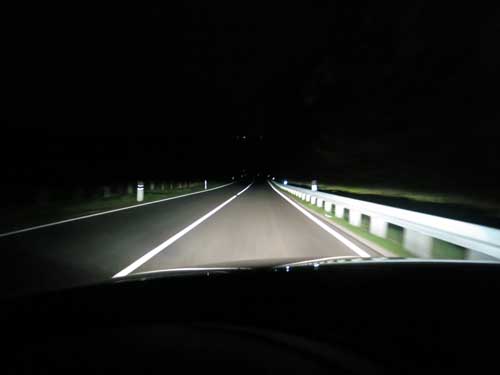 eingeschaltetes Fahrlicht in der Nacht. 