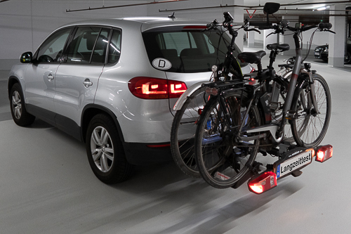 Tiguan mit zwei e-Bikes beladen. 