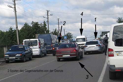 Verkehr auf der E40 unmittelbar vor der Grenze auf der ukrainischen Seite. Verkehr auf der E40 unmittelbar vor der Grenze auf der ukrainischen Seite.