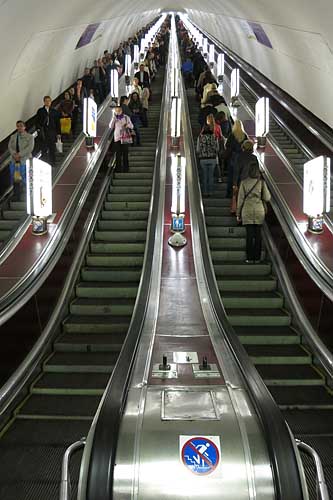 Eine Metro-Rolltreppe mittlerer Länge. Eine Metro-Rolltreppe mittlerer Länge.