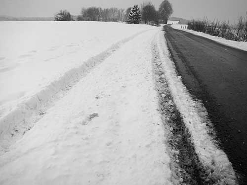 Vorsichtiger Versuch in hohem Schnee abseits der Straße. 