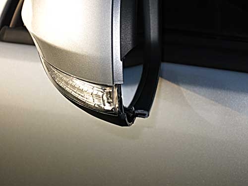 Schaden am Spiegelrahmen und an der integrierten Blinkleuchte meines Tiguan. Spiegelschaden durch Kontakt mit Garagentor.