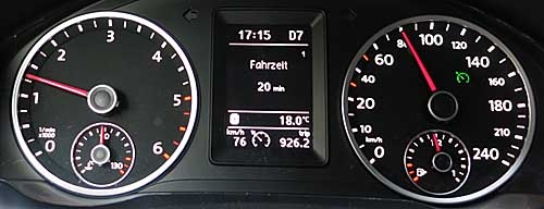 Das DSG fährt im normalen Betrieb häufig mit diesen Einstellungen: Stufe 7 bei 1.300 U/Min und 80 km/h. Anzeige: Stufe D7 bei 1.300 UpM und 80 km/h.