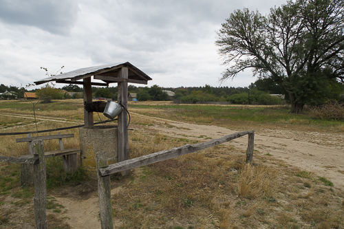 Häufige ukrainische Wasserversorgung auf dem Dorf. 