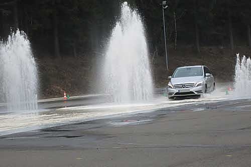 Wasserwand beim Fahrsicherheitstraining von hinten. Wasserwand beim Fahrsicherheitstraining von hinten.