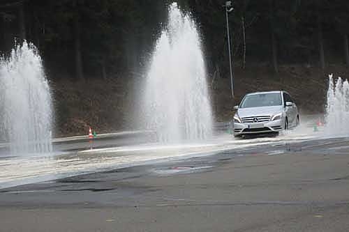 Wasserwand beim Fahrsicherheitstraining von hinten. 