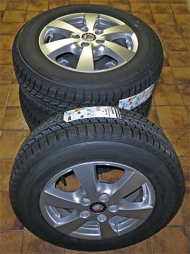 Vier Winterreifen Bridgestone Blizzak LM80 EVO auf Ronal-Felgen Titan P50. 