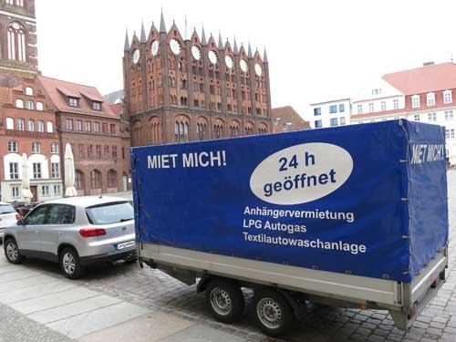 Mein Tiguan mit dem Anhänger vor der Schaufassade des Rathauses in Stralsund. Der Tiguan mit dem Anhänger.