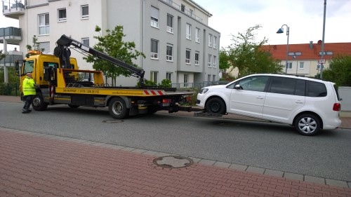 Der Touran wird abgeschleppt. Der Touran wird abgeschleppt.
