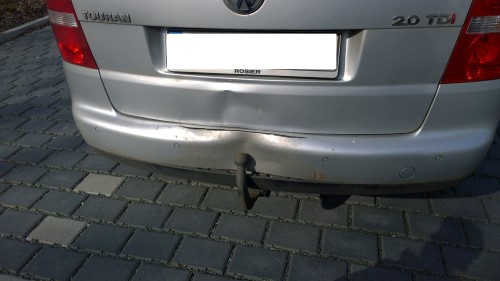 Eingedrückte Anhängerkupplung. Eingedrückte Anhängerkupplung.