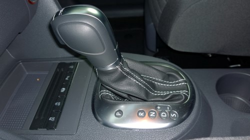 Wahlhebel für den Gang beim Automatikgetriebe. Wahlhebel für den Gang beim Automatikgetriebe.