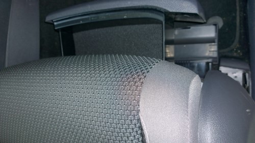 Eine Schublade und ein Fach mit Klappe unter dem Sitz. Eine Schublade und ein Fach mit Klappe unter dem Sitz.