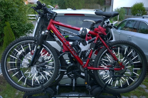 Der Fahrradträger mit geschlossener Heckklappe. Der Fahrradträger mit geschlossener Heckklappe.