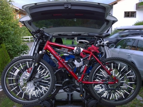 Der Fahrradträger mit offener Heckklappe. Der Fahrradträger mit offener Heckklappe.