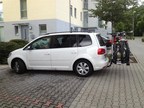 Drei Räder auf dem Fahrradträger. 