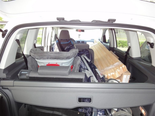 Die Einzelteile des Hochbetts bei umgeklappten Sitzen. Das Hochbett passt auch noch rein.