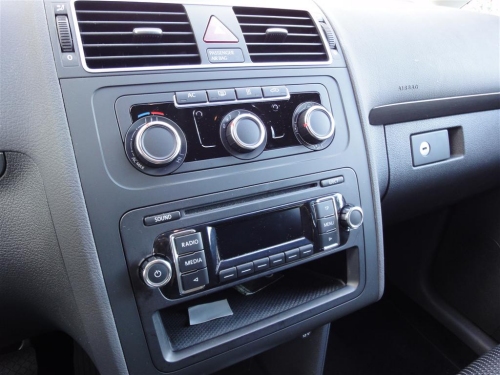 Die Klimaanlage über dem Radio. Die Klimaanlage.