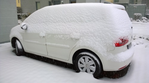 Der Touran mit jede Menge Schnee bedeckt. 