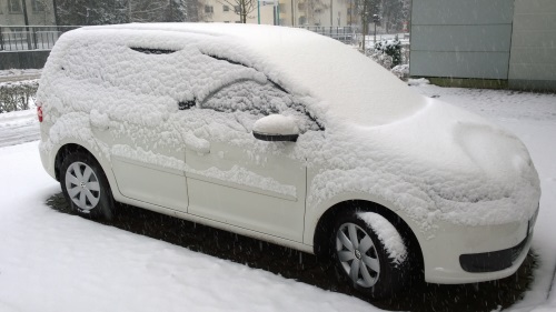 Der Touran mit jede Menge Schnee bedeckt. 