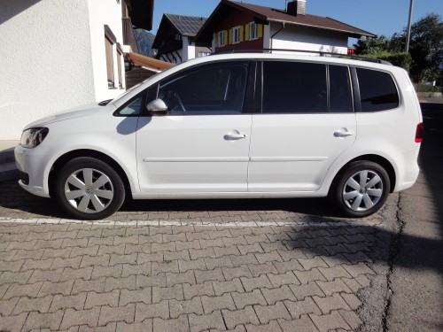 Der Touran auf dem Parkplatz. 