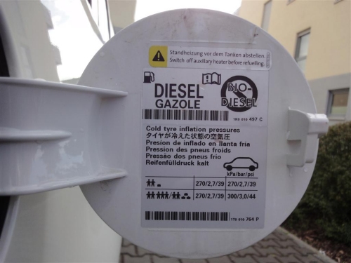 Die Tankklappe von innen. Die offene Tankklappe mit Angaben über den empfohlenen Reifendruck.