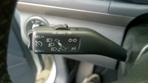 Der Hebel zum Einstellen der Geschwindigkeitsregelanlage. Der Hebel zum Einstellen der Geschwindigkeitsregelanlage.