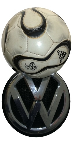 VW Emblem und Ball. 