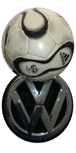 Mein Bild zum VW Cup. VW Emblem und Ball.